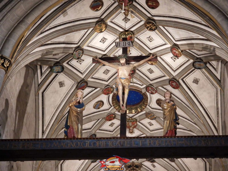 Le Christ au-dessus du chœur. Cathédrale St-Nicolas de Myre, Fribourg.