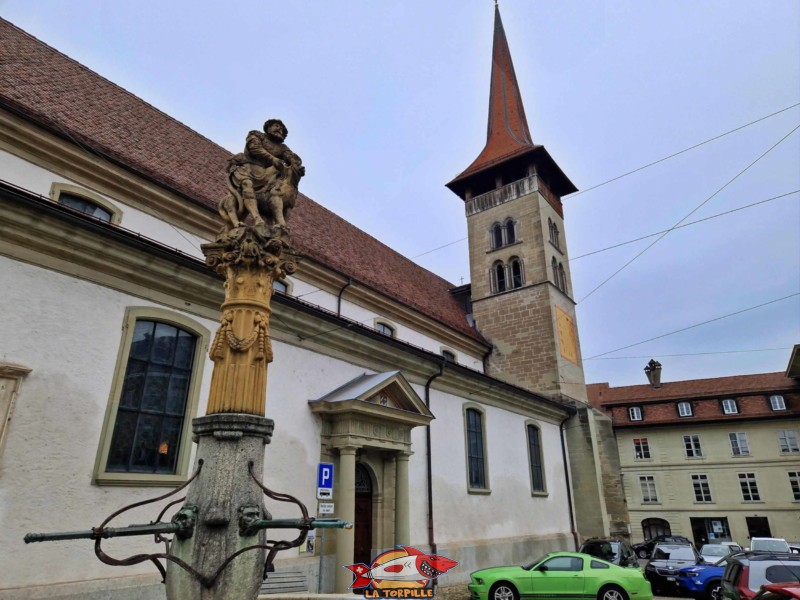 La fontaine à côté de la basilique. basilique Notre-Dame de Fribourg