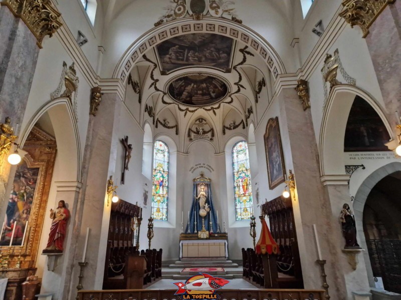 À droite et à gauche, l'allée du transept. Au milieu, le chœur de la basilique, basilique Notre-Dame de Fribourg