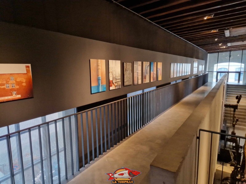 La mezzanine accueil des expositions temporaires. Espace Jean Tinguely - Niki de Saint Phalle