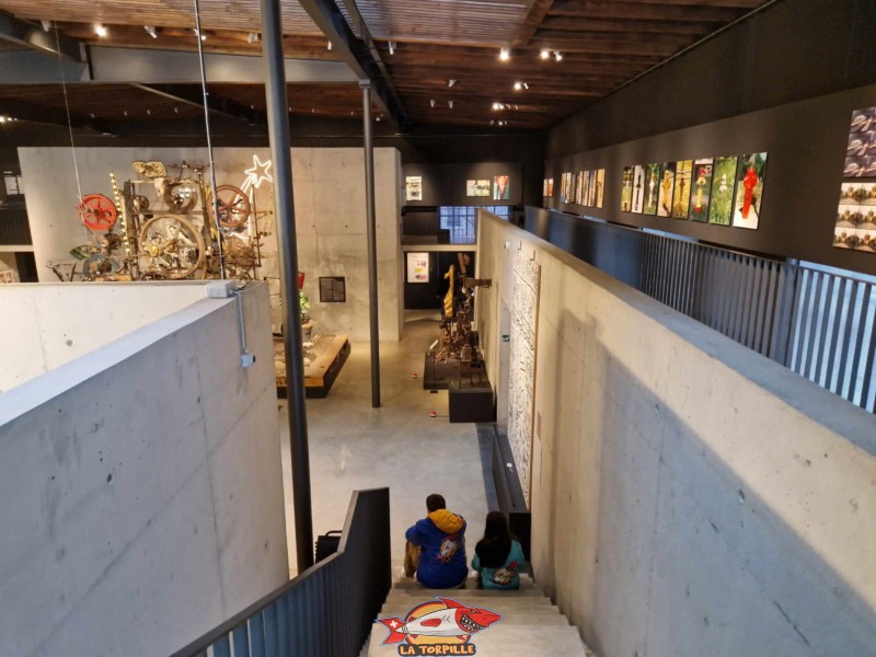 La mezzanine accueil des expositions temporaires. Espace Jean Tinguely - Niki de Saint Phalle