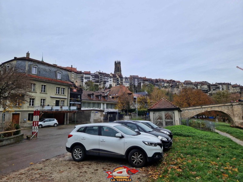 a vue, à proximité de Friart, en direction du quartier du Bourg et sa cathédrale. Sur la droite, le pont St-Jean sur la Sarine, il sépare les deux parties du quartier de la Neuveville.