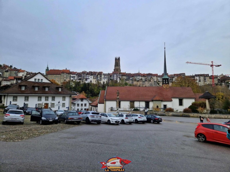 Le parking de Planche Supérieure dans la vieille-ville de Fribourg. Sur la droite, la flèche de l'église St-Jean, et, en arrière-plan, la cathédrale St-Nicolas.