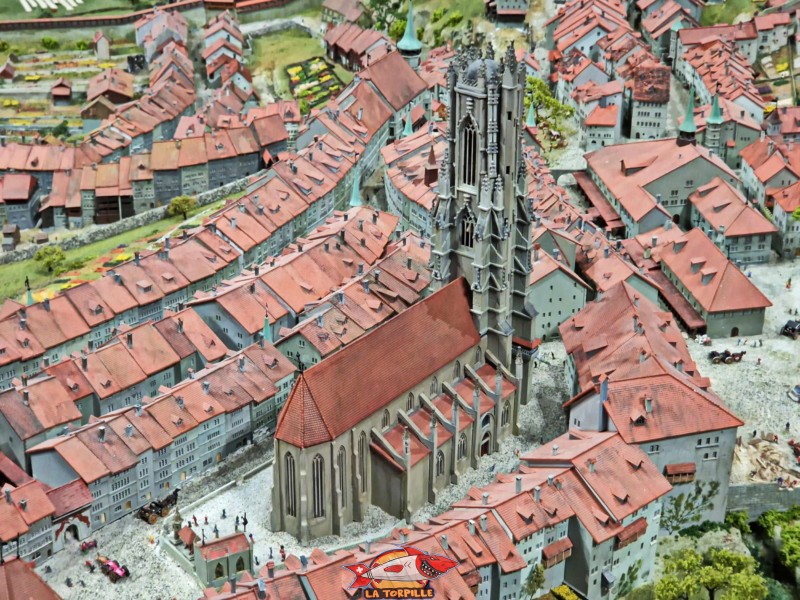 La collégiale de Fribourg, pas encore promue au rang de cathédrale au 17ᵉ siècle. Une vue rapprochée sur les détails de la maquette. Ici, la cathédrale St-Nicolas.