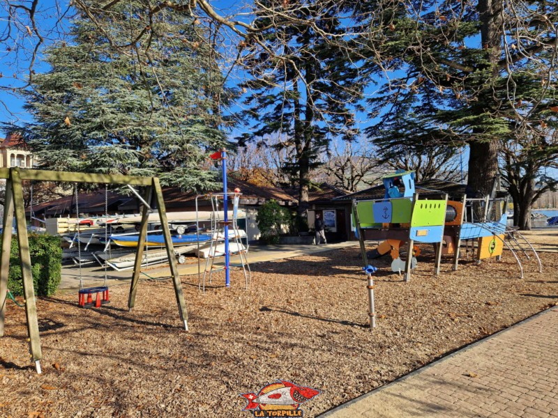 Une place de jeux pour les petits enfants est située juste à côté de l'entrée du débarcadère. Débarcadère de Lutry