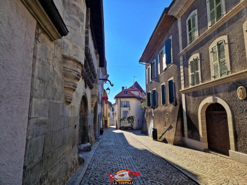 La Rue du Bourg du village de Lutry avec, sur la gauche, la façade ouest du château. Château de Lutry, Lavaux, canton de Vaud.