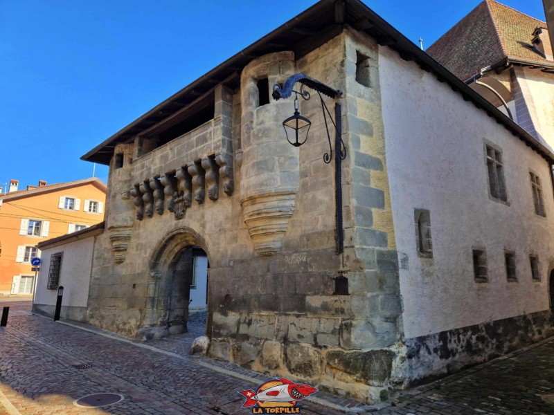 La Rue du Bourg du village de Lutry avec, sur la gauche, la façade ouest du château. Château de Lutry, Lavaux, canton de Vaud.