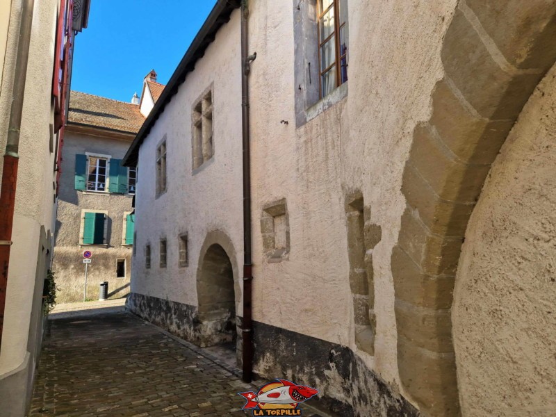 La rue du Château est une ruelle étroite qui long le côté sud du château. Château de Lutry, Lavaux, canton de Vaud.