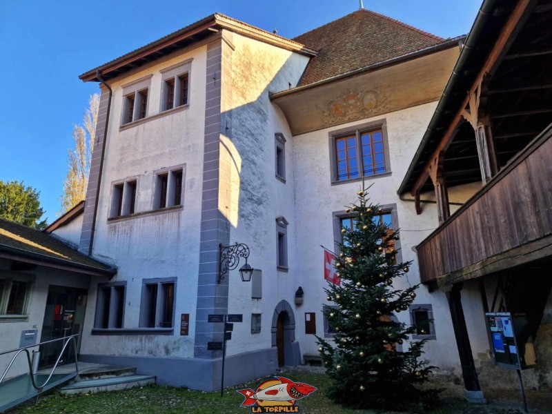 cour, côté est. Château de Lutry, Lavaux, canton de Vaud.