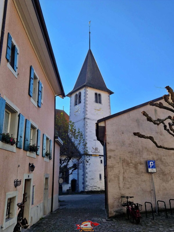 Le temple de Lutry, anciennement église St-Martin avant l'arrivée de la Réforme protestante au 16ᵉ siècle. Il se trouve à côté du château.