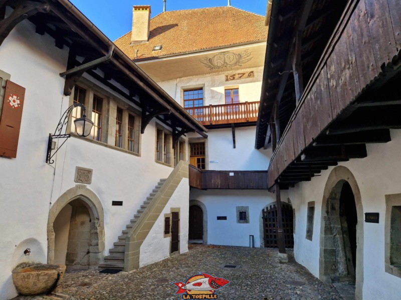 cour, côté ouest. Château de Lutry, Lavaux, canton de Vaud.