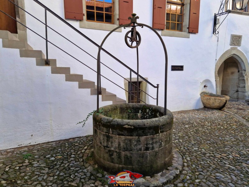 cour, côté sud. puits. Château de Lutry, Lavaux, canton de Vaud.