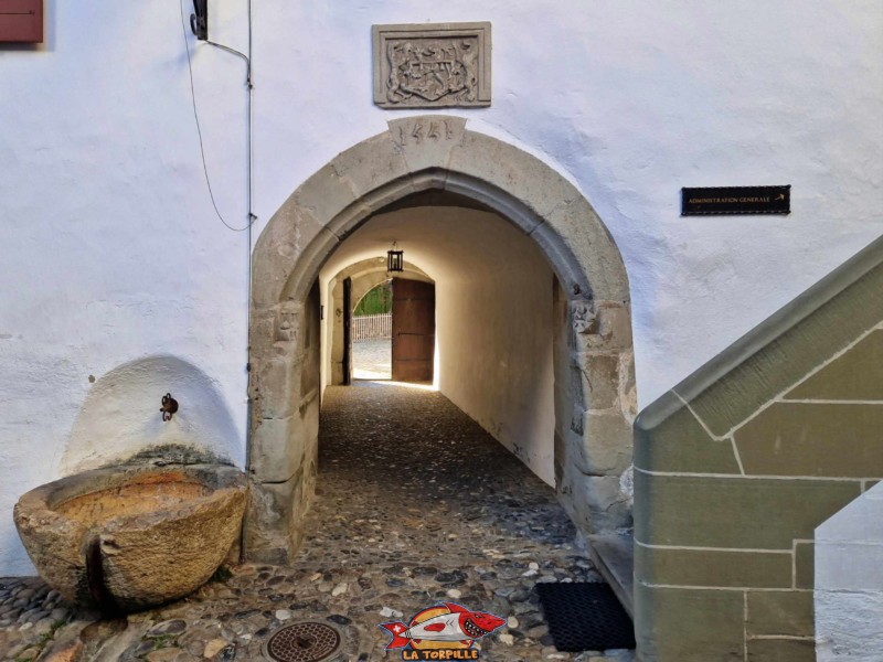 cour, côté sud. Château de Lutry, Lavaux, canton de Vaud.