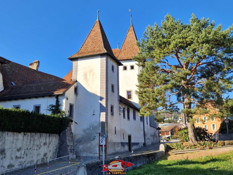 La vue sur le château depuis l'est et la rue des Terreaux. Château de Lutry, Lavaux, canton de Vaud.