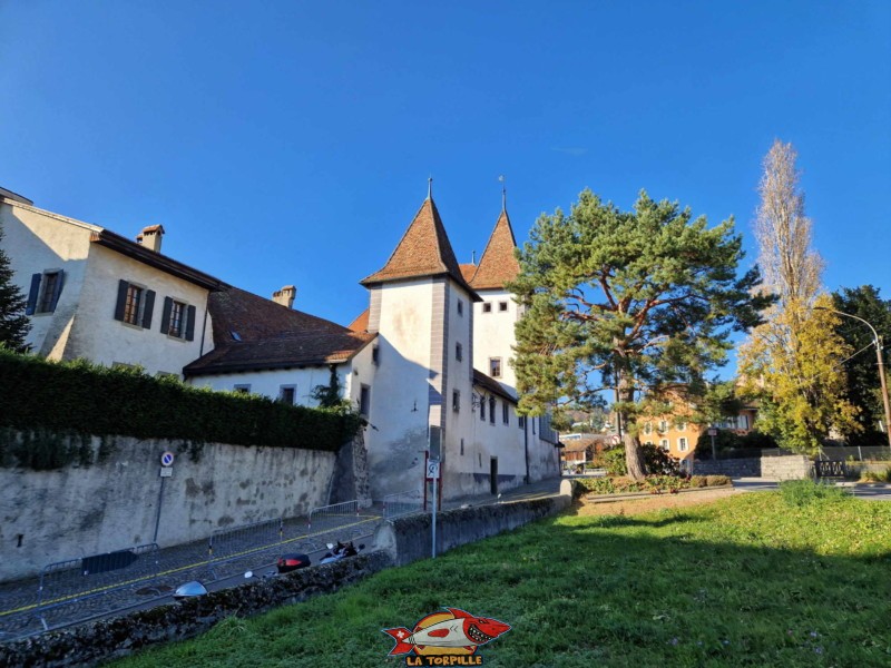 La vue sur le château depuis l'est et la rue des Terreaux. Château de Lutry, Lavaux, canton de Vaud.