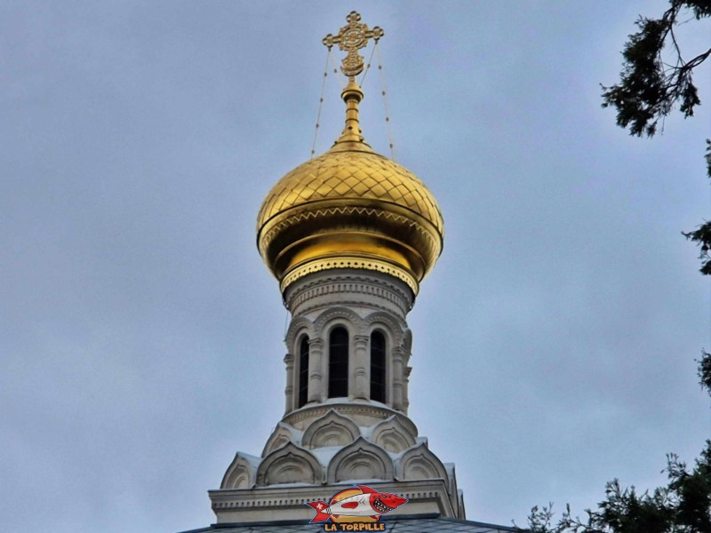 Les coupoles dorées typiques des églises orthodoxes.
