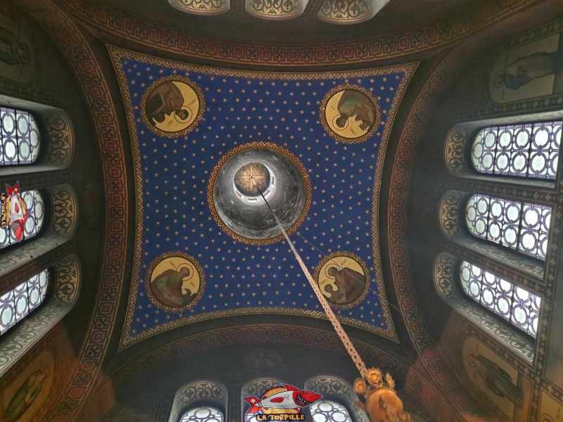 Le plafond bleu avec, au milieu, la coupole. L'Église orthodoxe de Vevey ou église de la Sainte Mégalomartyre Barbara