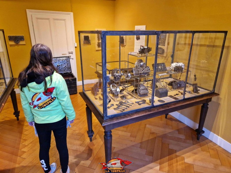Le musée a la particularité de posséder une collection unique en Suisse de clés, serrures et coffrets anciens. Expositions permanentes, musée historique de Vevey.