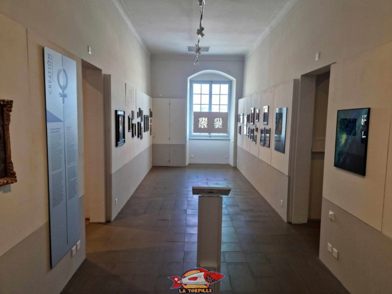 Grand couloir, aile est, niveau 1. Le Vitromusée de Romont ou musée suisse du vitrail et des arts du verre