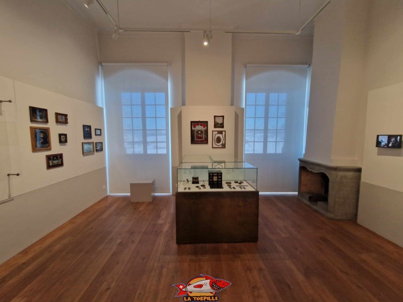 Salles des remparts, aile est, niveau 1. Le Vitromusée de Romont ou musée suisse du vitrail et des arts du verre
