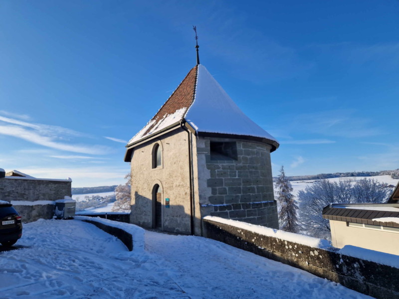 L'escape game se trouve dans la tour de Fribourg au bord des remparts de Romont. Voir le Vitroparcrous.