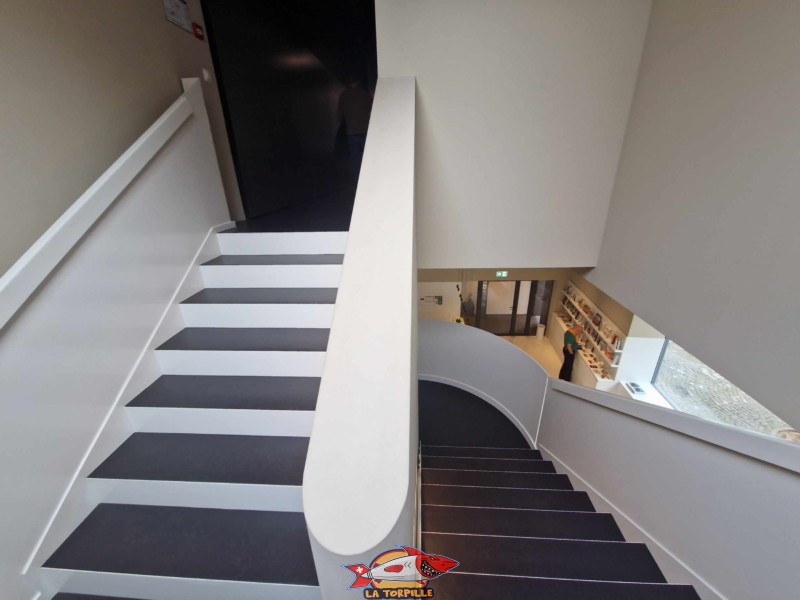 Les escaliers qui montent au 2e étage. Musée Historique de Lausanne