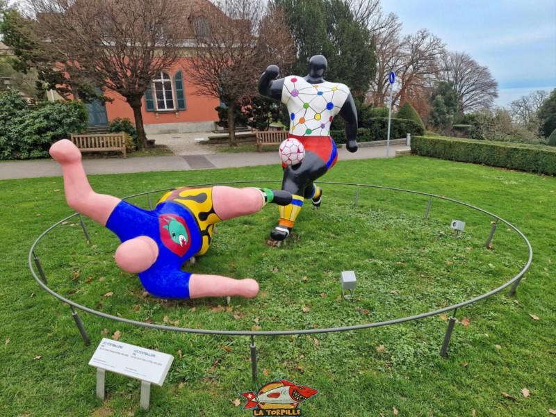 parc olympique, musée olympique de lausanne, "Les Footballers" concus en 1993 par Niki de Saint Phalle. Voir l'espace Jean Tinguely & Niki de Saint Phalle à Fribourg.