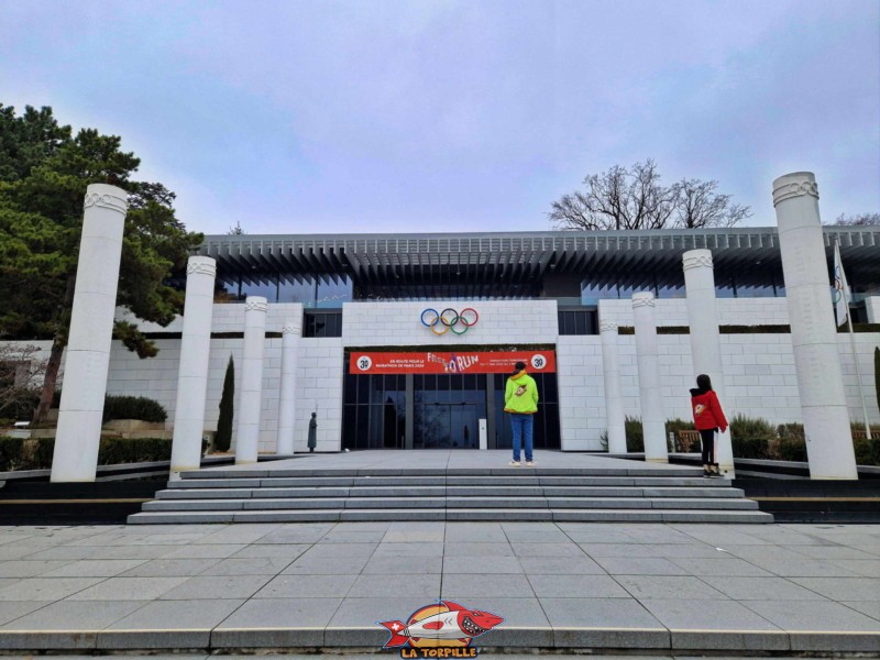 musée olympique de lausanne, L'entrée du musée olympique avec des colonnes qui rappellent les origines greques de l'olympisme.