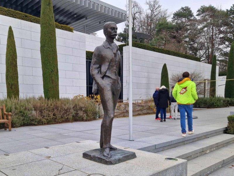 parc olympique, musée olympique de lausanne, La statue du français Pierre de Coubertin (1863 - 1937). Il est connu pour être le renovateur des jeux olympiques et fondateur du Comité international olympique (CIO) dont il est le deuxième président pendant 29 ans.