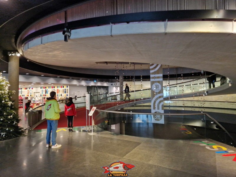 musée olympique de lausanne, Le hall d'entrée du musée. Au milieu l'escalier monumentale qui permet d'accéder au premier étage et début du musée. Sur la gauche, la boutique. 