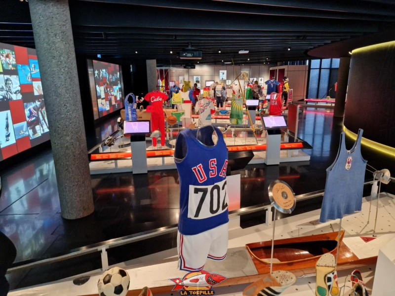 Étage 0, Rez, jeux olympiques, musée olympique de Lausanne, suisse, L'intérieur du musée, avec, sur cette image, des habits utilisés par des athlètes célèbres en leur temps.