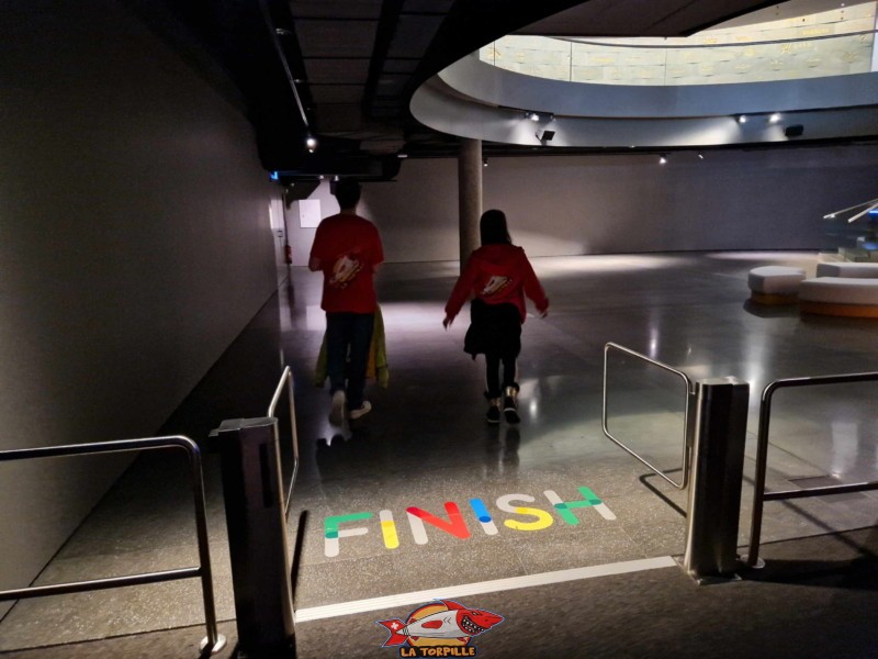 étage -1, l'esprit olympique, musée olympique de lausanne, suisse, La sortie du musée au sous-sol.