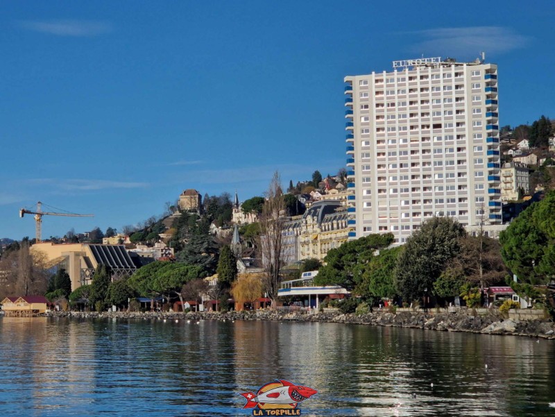 À gauche, le centre des Congrès de Montreux, le 2m2c. Au milieu, le château du Châtelard. À droite, l'Eurotel et son ponton.