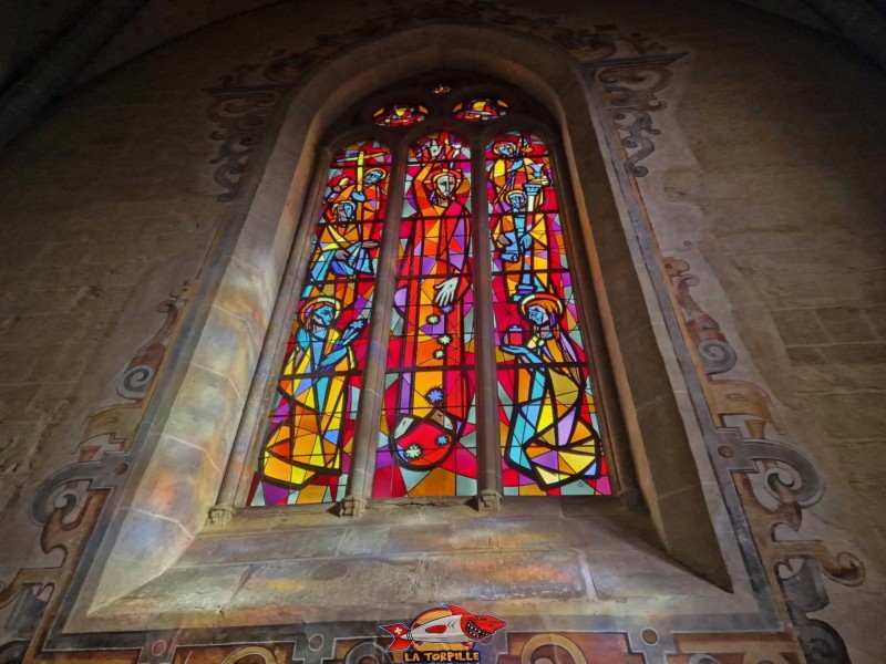 Le vitrail dans le chœur. Abbatiale de Payerne, canton de Vaud. 