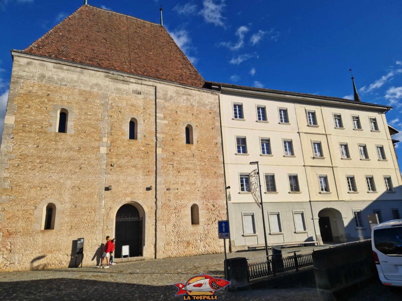 L'accès à la réception se fait dans le bâtiment blanc et gris du collège, à côté de l'abbatiale. Abbatiale de Payerne, canton de Vaud.