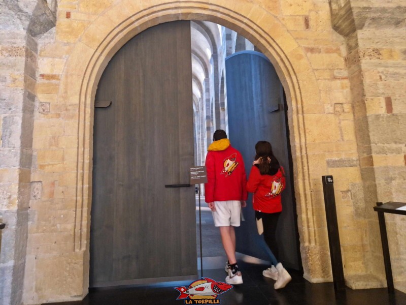 L'entrée dans la nef de l'abbatiale. Abbatiale de Payerne, canton de Vaud.