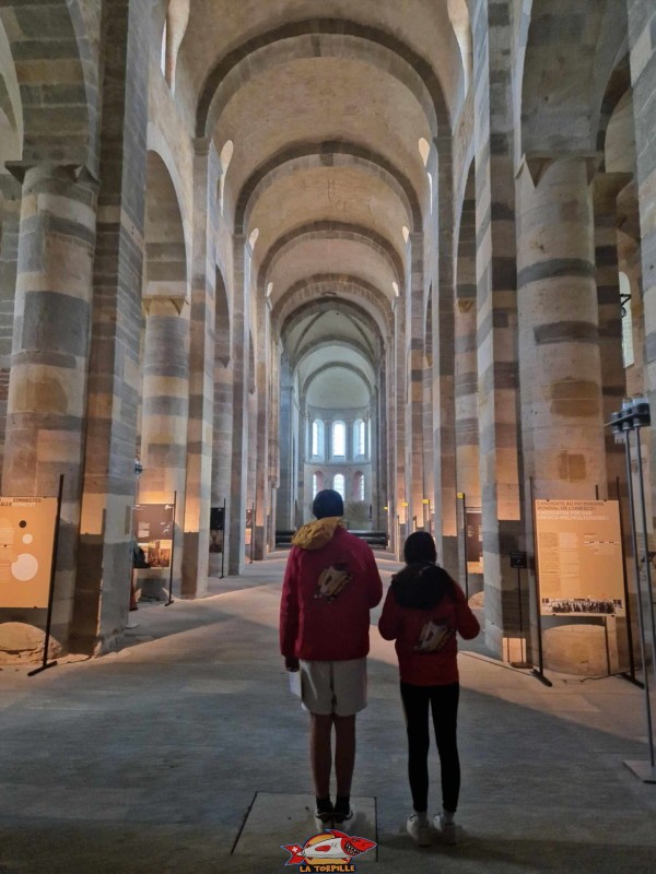 La très belle nef à l'architecture romane. Abbatiale de Payerne, canton de Vaud.