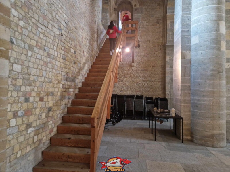 L'escalier en bois qui monte à l'église St-Michel, au-dessus de l'avant-nef. Abbatiale de Payerne, canton de Vaud.