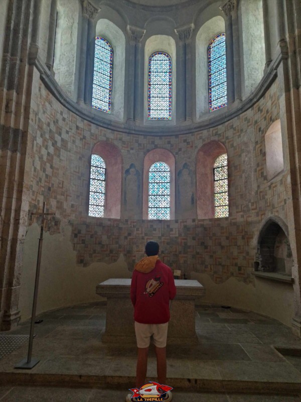  Abbatiale de Payerne, canton de Vaud. Le chœur avec ses deux niveaux de vitraux.