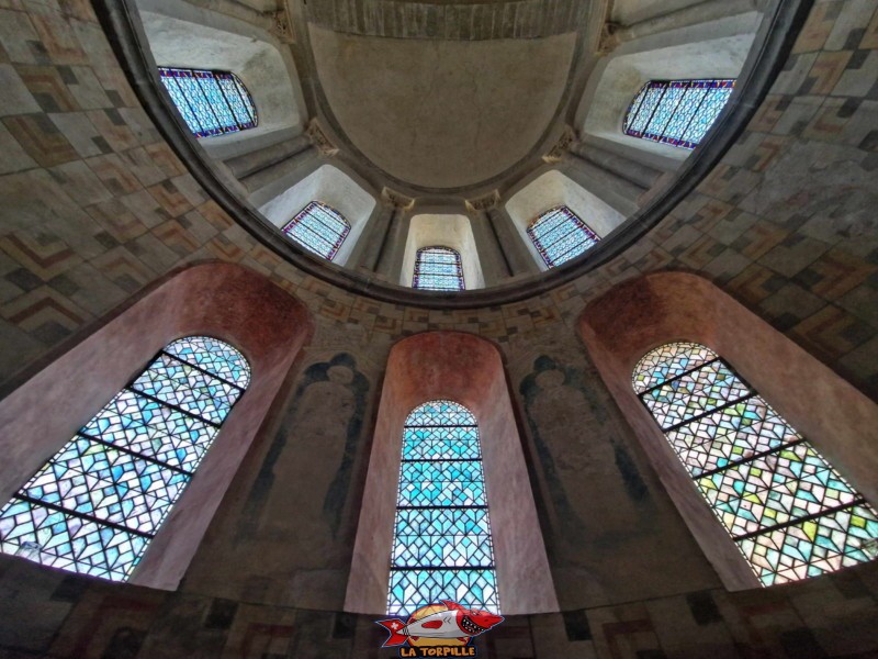 Les chapiteaux se trouvent au sommet des colonnes du chœur. Abbatiale de Payerne, canton de Vaud.