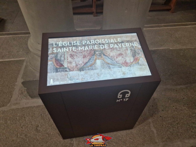 Une borne interactive à l'entrée de l'église paroissiale. Abbatiale de Payerne, canton de Vaud.