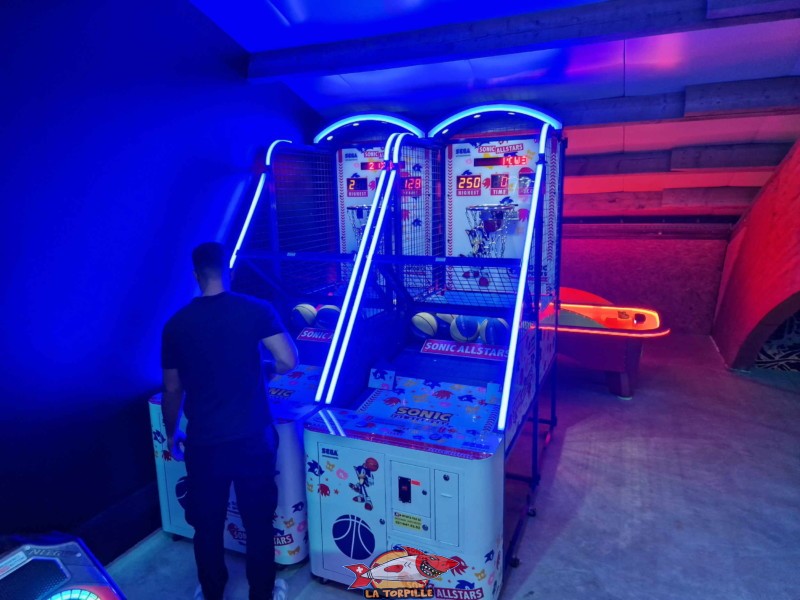 Divers jeux d'arcade et de table au niveau de la mezzanine
