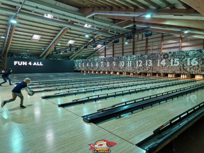 Les 18 pistes de bowling.
