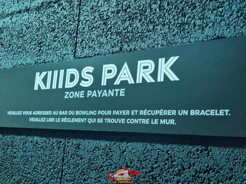 Un panneau qui vient rappeller que le "KIIIDS PARK" est payant.