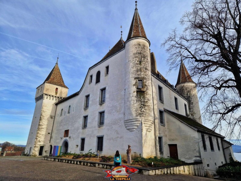 Les côtés ouest (gauche) et sud (droite), château de Nyon, Côte vaudoise.