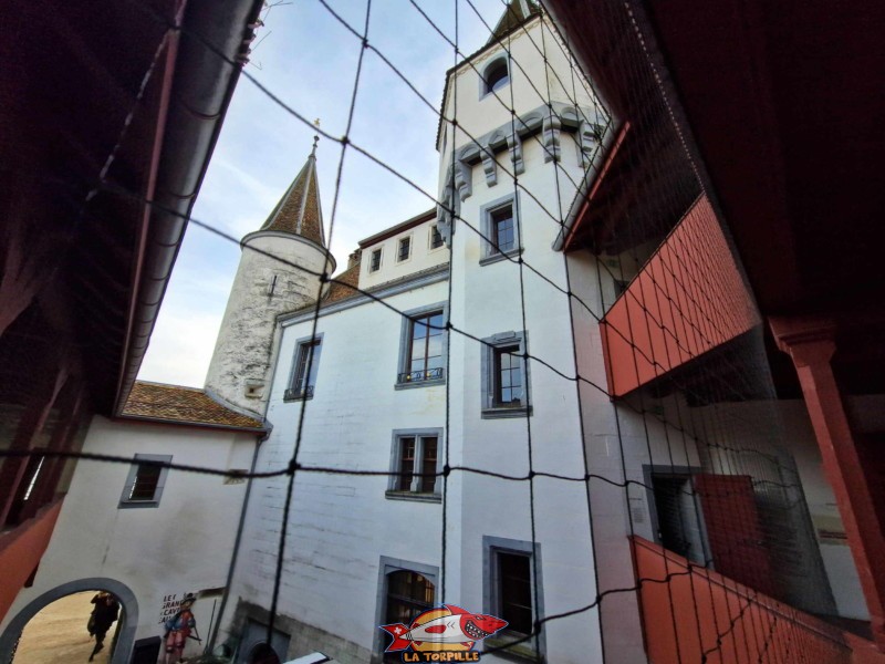 La vue sur le château depuis la grande galerie. musée historique et des procelaines, château de Nyon.