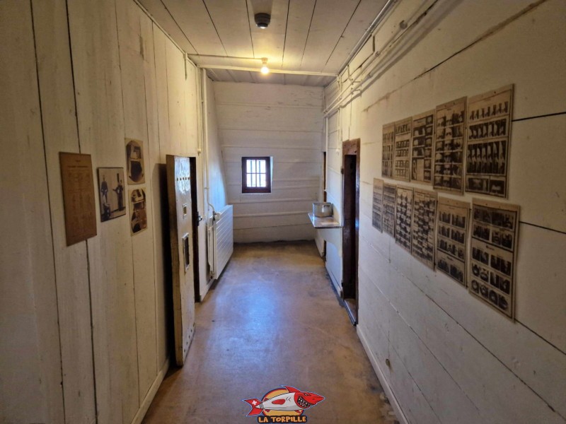 Le couloir de la prison avec les cellules des deux côtés. 3e étage du château de Nyon, prison