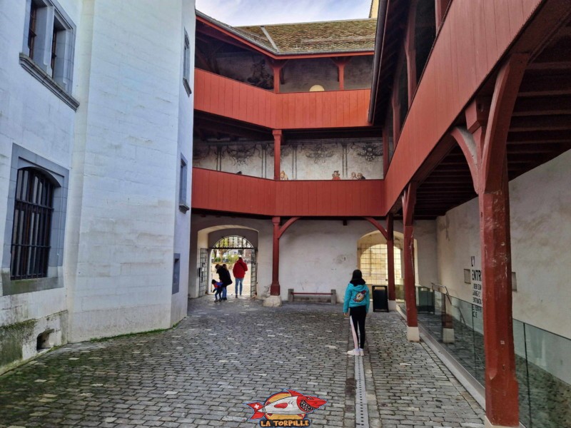 La cour du château avec l'escalier qui mène à la réception sur la droite. Accès parvis, château de nyon.