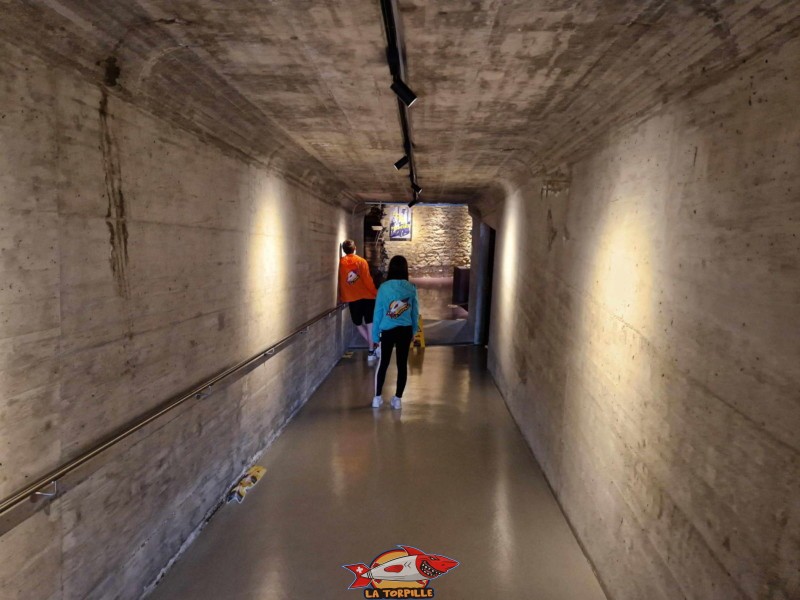 Le couloir en béton long d'une vingtaine de mètres qui permet de rejoindre le musée.