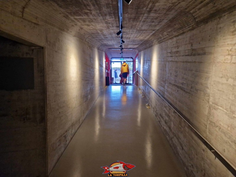 Pour sortir du musée, on emprunte le tunnel en béton. musée romain de nyon